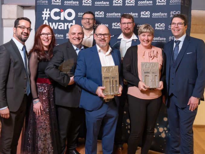 Das Siegerfoto des heurigen CIO Awards (von links nach rechts): Ali Aram (Partner Technology und Insurance bei EY), Barbara Klinka-Ghezzo (geschäftsführende Gesellschafterin von Confare), Harald Fürlinger (Leiter IT und Digitalisierung bei Weinbergmaier), Gunther Reimoser (Country Managing Partner bei EY), Thomas Zapf (Director Digital, Information Security, IT and Telecom der Verbund AG), Alexander Hochmeier (Vice President Information Technology und Security der FACC AG), Susanne Tischmann (Leiterin Technologie beim ÖAMTC) und Michael Ghezzo (Geschäftsführer und Gründer von Confare). (c) Confare