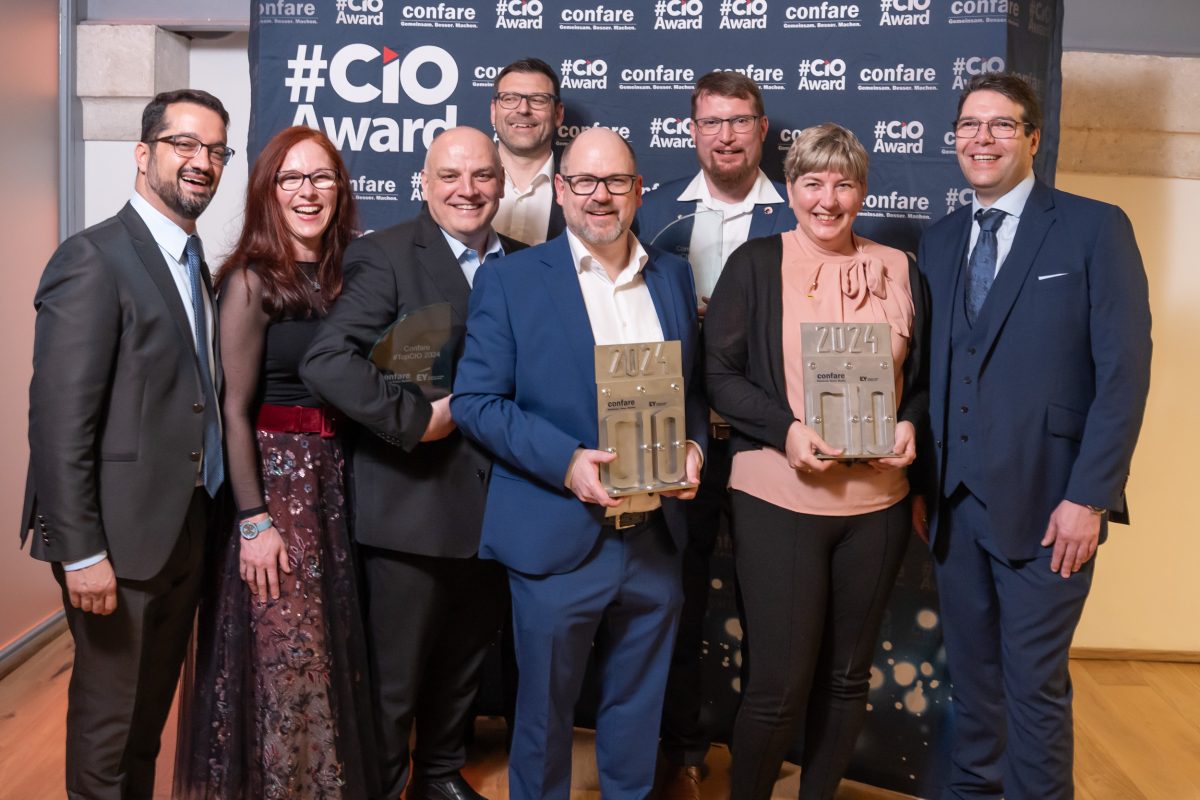 Das Siegerfoto des heurigen CIO Awards (von links nach rechts): Ali Aram (Partner Technology und Insurance bei EY), Barbara Klinka-Ghezzo (geschäftsführende Gesellschafterin von Confare), Harald Fürlinger (Leiter IT und Digitalisierung bei Weinbergmaier), Gunther Reimoser (Country Managing Partner bei EY), Thomas Zapf (Director Digital, Information Security, IT and Telecom der Verbund AG), Alexander Hochmeier (Vice President Information Technology und Security der FACC AG), Susanne Tischmann (Leiterin Technologie beim ÖAMTC) und Michael Ghezzo (Geschäftsführer und Gründer von Confare). (c) Confare