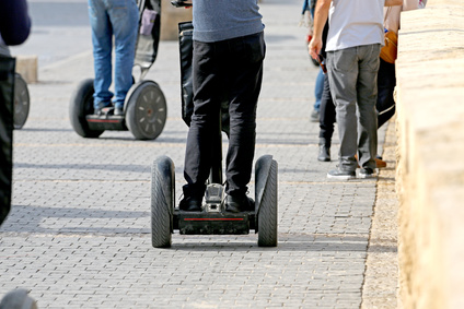 Das Center for Mobility Systems des AIT will das Potenzial, die Praktikabilität und die Sicherheit elektrischer Kleinstfahrzeuge wie e-Tretroller, Hoverboards, Longboards, Segways oder Monowheels evaluieren. (c) Fotolia/yra1111