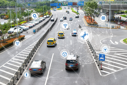 Ein großer Vorteil in vielen Smart Cities ist die Möglichkeit, bestimmte Verkehrslagen und häufige auftretende Engpässe durch Sensoren in Autos zu überwachen. Die gesammelten Daten betreffen zum Beispiel Bereiche in denen der Fahrer häufig schnell bremsen muss. Dies signalisiert ein hohes Verkehrsaufkommen sowie gefährliche Gebiete oder Kreuzungen, die zum Wohl der Allgemeinheit entschärft werden sollten. (c) Fotolia/zapp2photo