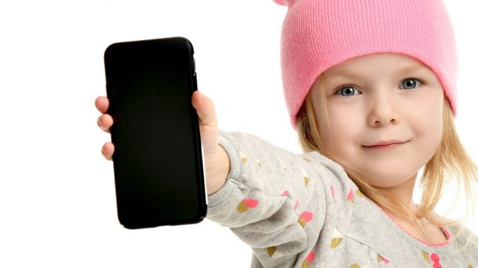 Kinder finden die Möglichkeit, Zeit vor einem mobilen Bildschirm zu verbringen, reizvoller als Süßigkeiten. (c) Dmitry Lobanov - Fotolia