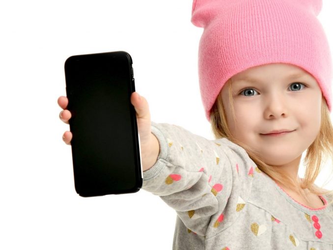 Wer einem minderjährigen Kind sein Smartphone oder Tablet überlässt, trägt weiterhin die Verantwortung für alle Käufe, die damit getätigt werden. (c) Dmitry Lobanov/Fotolia