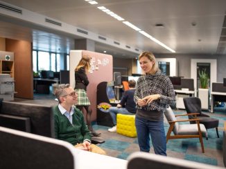 Anne Michels in den neulich umgestalteten Büroräumlichkeiten von Microsoft am Wienerberg. (c) AnnABlaU / Microsoft