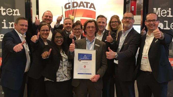 Das G DATA Team mit Vorstand und Gründer Kai Figge (Bildmitte) freuen sich über die Auszeichnung auf der secIT in Hannover. (c) G DATA