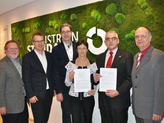 Unterzeichnung eines "Memorandum of Understanding": v.l.n.r.: Franz Hoheiser-Pförtner (Komitee 238 "Medizinische Informatik"), Gregor Herzog, MBA (GS1 Austria), Stefan Sabutsch (HL7 Austria), Herlinde Toth (DICOM Austria), Alexander Schanner (IHE Austria), Karl Grün (Austrian Standards).