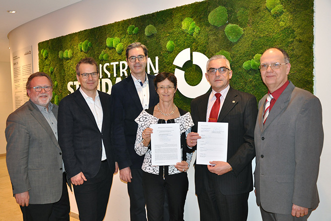 Unterzeichnung eines "Memorandum of Understanding": v.l.n.r.: Franz Hoheiser-Pförtner (Komitee 238 "Medizinische Informatik"), Gregor Herzog, MBA (GS1 Austria), Stefan Sabutsch (HL7 Austria), Herlinde Toth (DICOM Austria), Alexander Schanner (IHE Austria), Karl Grün (Austrian Standards).