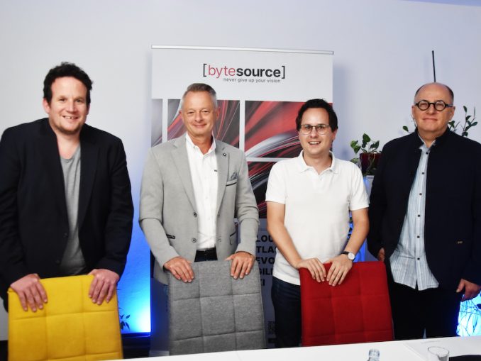 Die Teilnehmer des Roundtables (v.l.n.r.): Martin Marinschek (Irian Solutions), Robert Pumsenberger (Conova Communications), Christian Pascher (ByteSource) und Klaus Lorbeer (ITWelt.at). (c) timeline/Rudi Handl