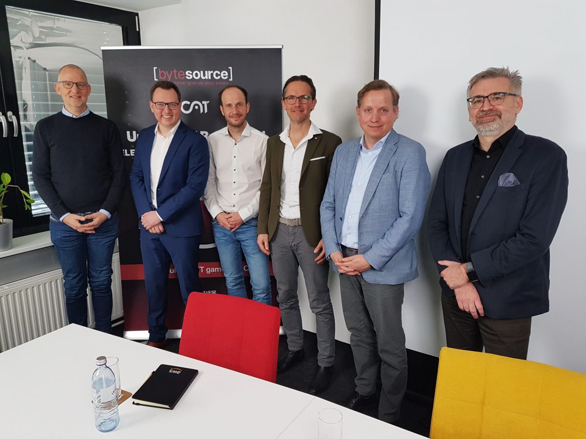 Die Teilnehmer des Roundtables (v.l.n.r.): Ivo Titscher (ByteSource Deutschland), Michael Frank (Nagarro), Tobias Kreiter (scc EDV-Beratung), Christoph Hammer-Dumont (Tietoevry), Michael Esterl ([unit]IT) und Wolfgang Franz (ITWelt.at) (c) timeline / Rudi Handl