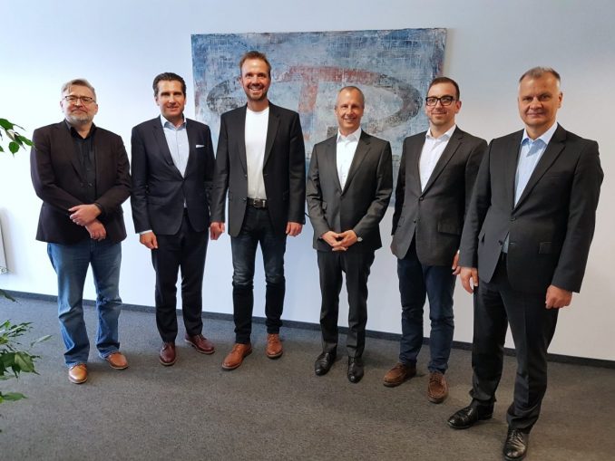 Die Teilnehmer des Roundtables (v.l.n.r): Wolfgang Franz (COMPUTERWELT), Andreas Falkensteiner (ACP doIT), Lukas Bernardi (UBIT Tirol), Swoboda (ETC), Manfred Luger (Business Upper Austria) und Christoph Windheuser (OutSystems). Über Videokonferenz: Dominic Neumann (UBIT Steiermark) (c) timeline/Rudi Handl