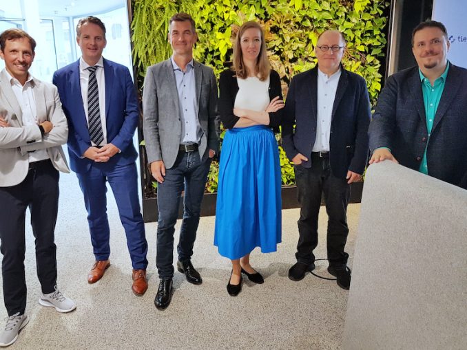 von links nach rechts: Nikolaus Marek (IBM Technology Austria), Andreas Schütz (TaylorWessing), Lukas Keller (Tietoevry Austria), Lara Spendier (Avanade), Klaus Lorbeer (IT WELT) und Thomas Steirer (Nagarro) (c) Rudi Handl / timeline