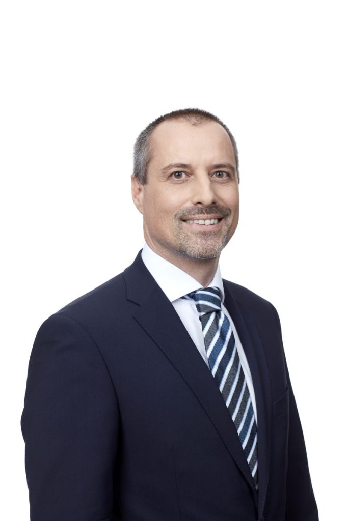 Portrait von Günther Reiter, Automotive Leader bei PwC Österreich über die Studie zu Elektroautos.