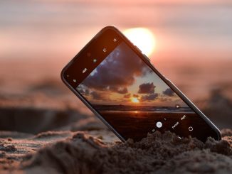 Heiße Akkus aufgrund der sommerlichen Hitze können bei einem zu sorglosen Umgang zu einer möglichen Brandgefahr bei Handys, Laptops und E-Zigaretten führen. (c) EAK