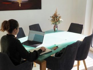 Ungünstiger Lichteinfall im Homeoffice strengt die Augen an. (c) Schanz Rollladensysteme