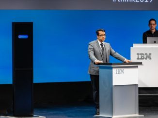 Debattierwettbewerb: IBM Project Debater (Säule links) und Harish Natarajan am Rednerpult.