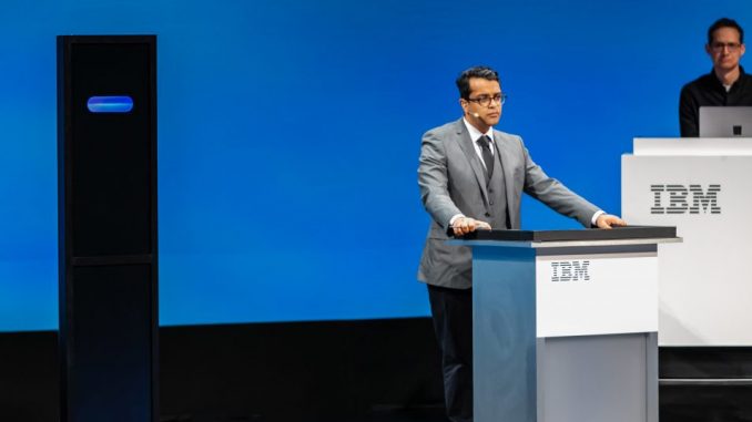 Debattierwettbewerb: IBM Project Debater (Säule links) und Harish Natarajan am Rednerpult.