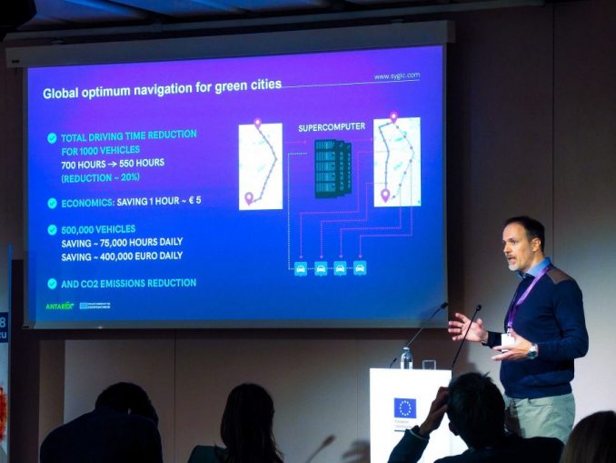 Projektleiter Radim Cmar von Sygic bei der Präsentation der Navigationslösung.