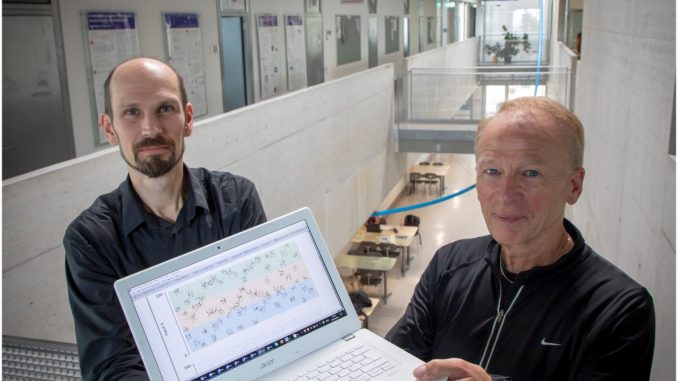 Die beiden TU Graz-Informatiker Robert Legenstein und Wolfgang Maass (v.l.) arbeiten an energieeffizienten AI-Systemen (c) Lunghammer - TU Graz