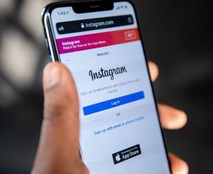 Die Nutzung von Instagram ist in Corona-Zeit massiv gestiegen, weswegen bald Vier-Stunden-Streams möglich sein sollen. Auch ein neues Archiv für Videos ist in Planung. (c) Solen Feyissa / unsplash.com