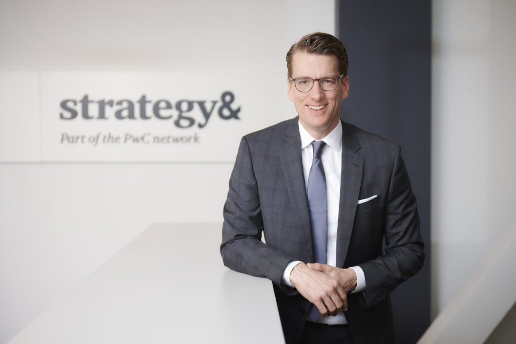 Portrait von Johannes Schneider, Partner bei Strategy& Österreich, über die Studie zu Elektroautos.