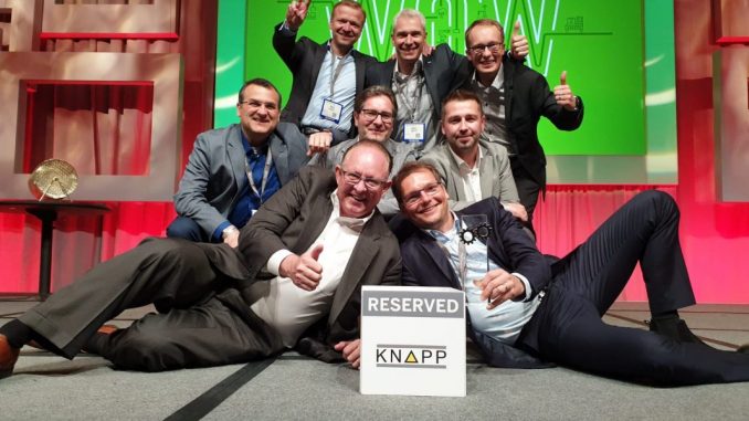 Siegfried Zwing, Geschäftsführer redPILOT GmbH (rechts vorne im Bild) und das KNAPP-Team konnten den Preis im Rahmen der Messe ProMAT in Chicago entgegennehmen. (c) MHI