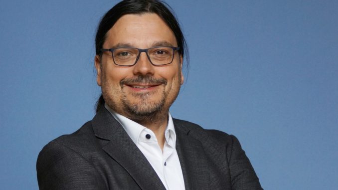 "Händische Einzelplatzinstallationen sind zeitaufwendig und arbeitsintensiv." Alexander Weber, Geschäftsführer Labtagon (c) Labtagon