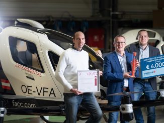 1. Platz Großunternehmen – FACC Operations GmbH: (v.l.n.r.) Peter Glaser, Vice President Engineering / R&T, FACC CEO Robert Machtlinger, Roland Teubenbacher, Program Manager (c) FACC / Robert Gortana