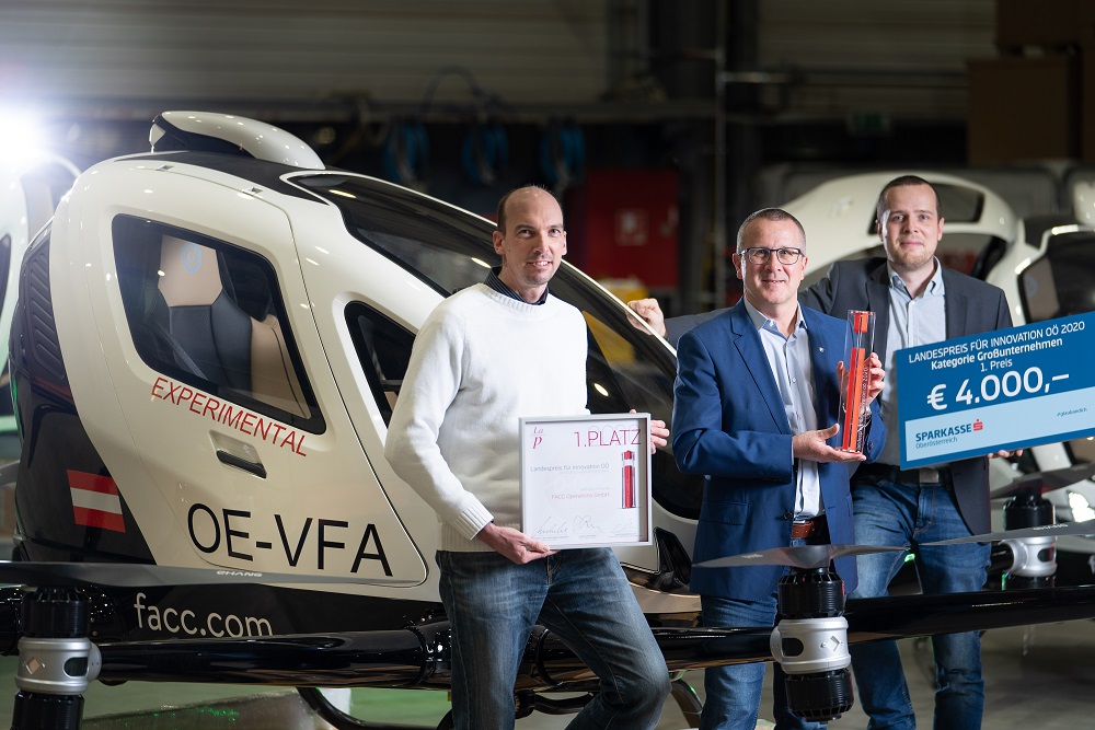 1. Platz Großunternehmen – FACC Operations GmbH: (v.l.n.r.) Peter Glaser, Vice President Engineering / R&T, FACC CEO Robert Machtlinger, Roland Teubenbacher, Program Manager (c) FACC / Robert Gortana