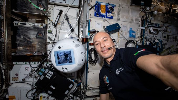 Luca Parmitano mit CIMON auf der internationalen Raumstation ISS.