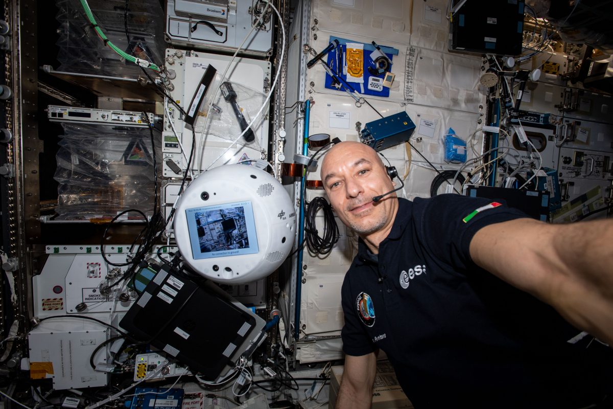 Luca Parmitano mit CIMON auf der internationalen Raumstation ISS.