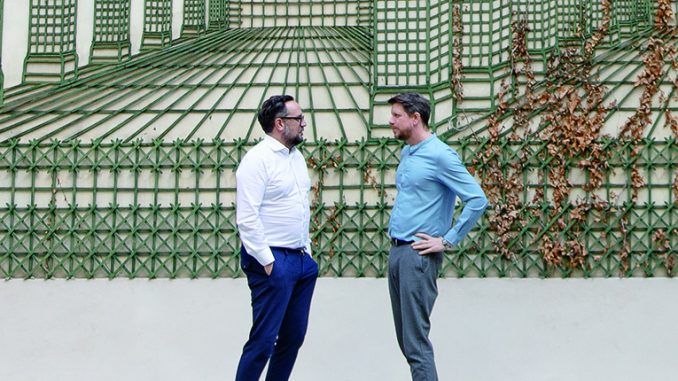 Martin Schiefer (links), Vergaberechtsexperte und Partner bei Schiefer Rechtsanwälte und Peter Klimek, Komplexitätsforscher im Austausch. (c) Schiefer Rechtsanwälte