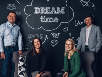 V.l.n.r: Andreas Ponikiewicz, VP Global Sales ein MOSTLY AI; Melanie Hartl, Customer Success Manager bei MOSTLY AI; Daniela Pak-Graf, Co-Geschäftsführerin Merkur Innovation Lab bei der Merkur Versicherung; Harald Neubauer, Chief Digital Officer (CDO), Merkur Versicherung (c) Mostly.ai