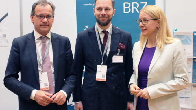 Messe Nutzen.LebenIT: (v.l.n.r.): BRZ-Geschäftsführer Markus Kaiser, Markus Charwat, Produktmanager BRZ DataReg und Margarete Schramböck, Bundesministerin für Digitalisierung und Wirtschaftsstandort, die die Messe auch eröffnete. (c) Giulia Bottoni/BRZ