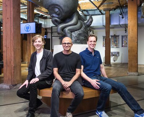 GitHub-Gründer Chris Wanstrath (links) zusammen mit Microsoft-CEO Satya Nadella und dem künftigen GitHub-Chef Nat Friedman. (c) Microsoft