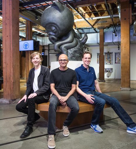 GitHub-Gründer Chris Wanstrath (links) zusammen mit Microsoft-CEO Satya Nadella und dem künftigen GitHub-Chef Nat Friedman. (c) Microsoft