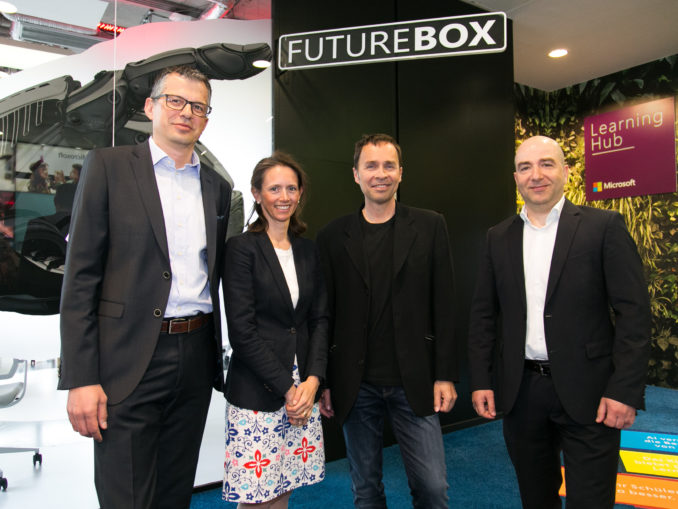 Microsofts Accelerator "Future Box" hilft Österreichs KMUs bei der digitalen Transformation. v.l.n.r.: Michael Rehberger (Mitglied der Geschäftsleitung bei Microsoft Österreich und Sprecher für die Digitalisierung des Mittelstandes), Therese Niss (ÖVP-Abgeordnete zum NR und Sprecherin für Digitalisierung, Forschung und Innovation), Thomas Lutz (Unternehmenssprecher Microsoft Österreich), Georg Reich (CIO der Ottakringer Getränke AG).