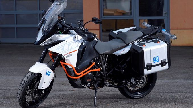 MoProVe (Motorcycle Probe Vehicle) ist eine straßenzugelassene KTM 1290 Super Adventure, umgebaut zu einem Hochleistungsmessfahrzeug mit hochpräziser Sensorik und Videosystemen sowie Seitenboxen voller Technik, die in jeder Sekunde den exakten Zustand des Motorrads erfassen. (c) AIT/Johannes Zinner