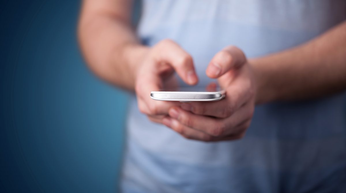 Beim Abruf von Online-Nachrichten hat das Smartphone mit 56 Prozent die Spitzenposition übernommen. (c) ra2studion - Fotolia