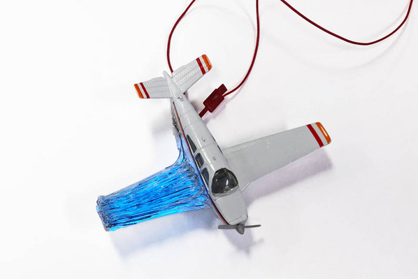 Modellflugzeug Modellflugzeug mit gedrucktem Elektronik-Flügel. (c) MIT/Felice Frankel