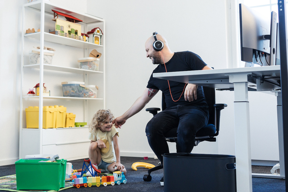 Kinder und Eltern gemeinsam im Office ist ab sofort im New Work SE Office gelebte Realität. (c) New Work SE