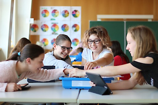 Das Team von ACP eduWERK kann Schulen nun vollumfassend auf deren Weg in Richtung digitaler Bildungseinrichtung begleiten: von der ersten Idee über die Planung geeigneter IT-Strukturen bis zu deren Implementierung und laufenden Betreuung. (c) McWerk