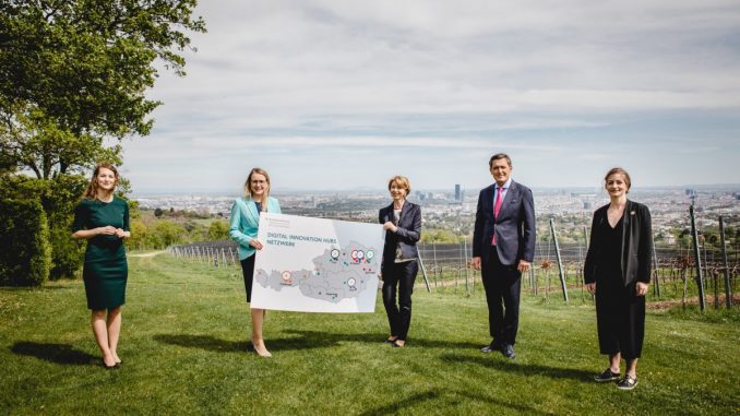 Pia Seeberger, Margarete Schramböck , Gaby Schaunig, Peter Hanke und Valerie Herzog (c) Claudia Wahlmüller