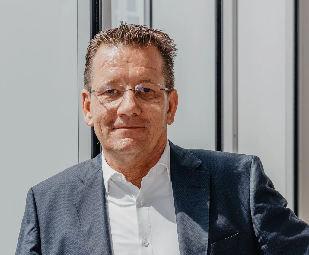 Portraitfoto von Oliver Schwede der sich hier zur digitalen Transformation des ERP-Systems mit SAP S/4HANA äußert