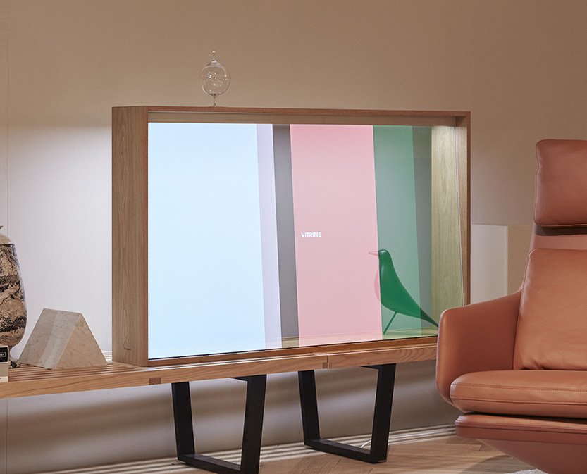 Der neue, transparente OLED-Bildschirm, den Panasonic in Kooperation mit der Schweizer Möbelmarke Vitra entwickelt hat.