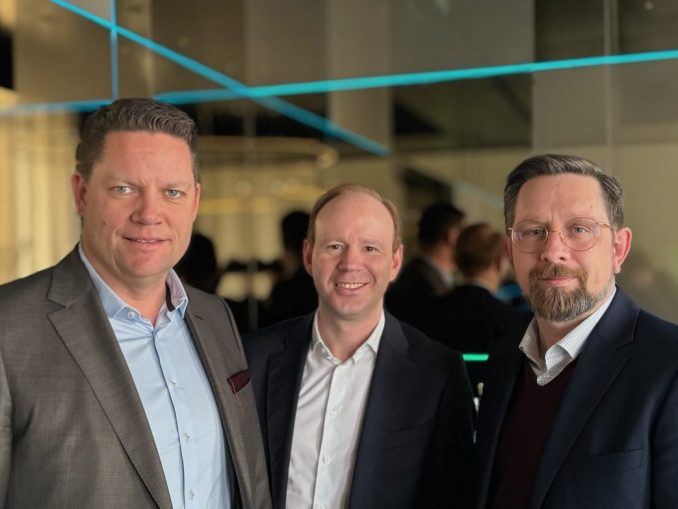 In Wien präsentierten die Veeam-Manager Tim Pfälzer, GM & SVP EMEA (links), Mario Zimmermann, Regional Director Austria (Mitte) und Matthias Frühauf, Regional Vice President DACH in einem Pressegespräch die neue Veeam Data Cloud. (c) Klaus Lorbeer