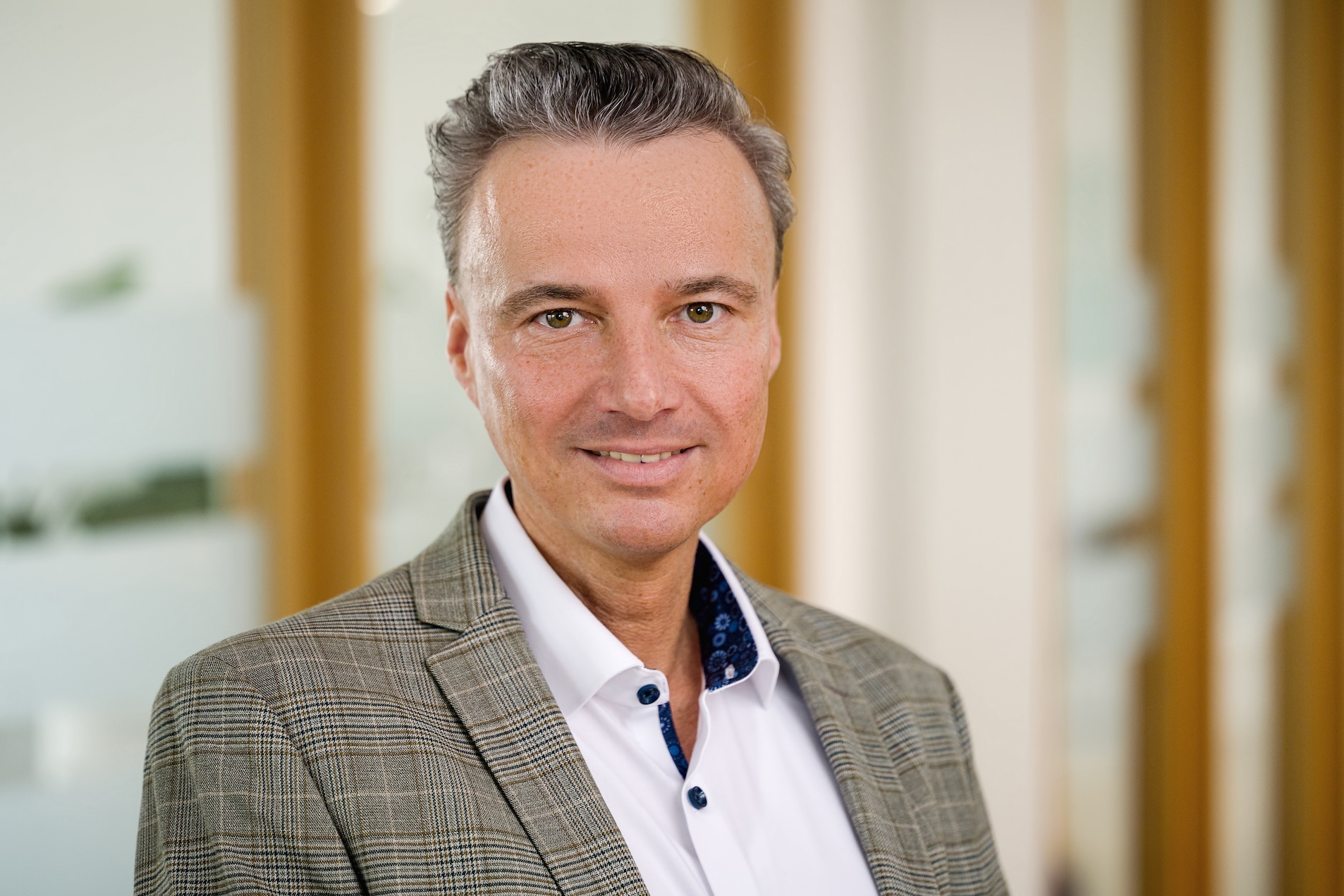 Martin Pollpeter, Geschäftsführer der Bockermann Fritze plan4buildING, untersucht die Auswirkungen der Stromversorgung auf Logistikzentren. (c) Bockermann Fritze plan4buildING GmbH