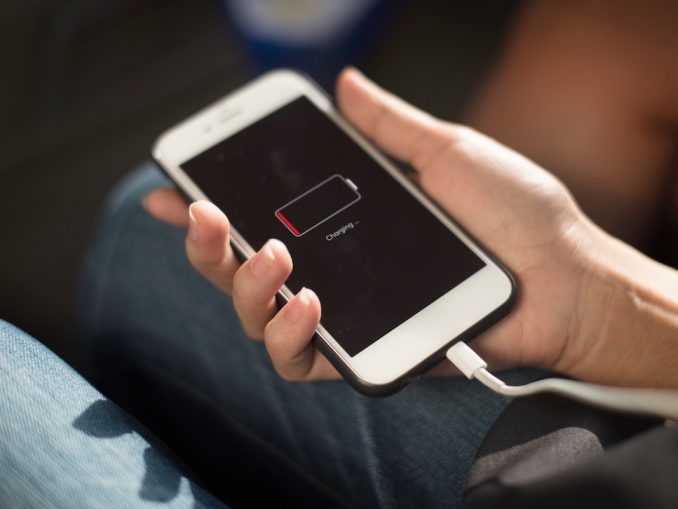 Wer kennt es nicht? Plötzlich ist der Akku leer. Wenn keine Steckdose nahe ist, hilft nur eine Power Bank. (c) Pexels