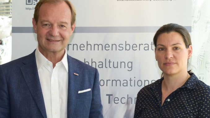 UBIT-Obmann Alfred Harl und Iris Fischl von der KMU Forschung Austria präsentieren das aktuelle UBIT-Radar. (c) FVUBT/Tsitsos