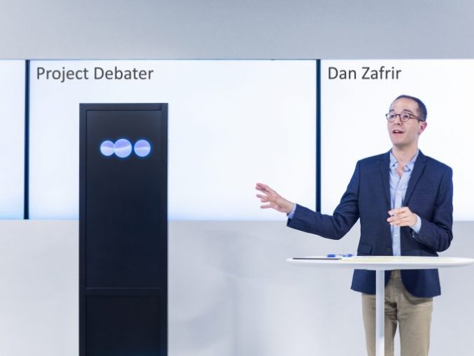 Wie soll man sich eine Unterhaltung mit einer KI vorstellen? Zum Beispiel so: Der Diskussionsexperte Dan Zafrir im Gespräch mit der IBM-KI "Project debater".