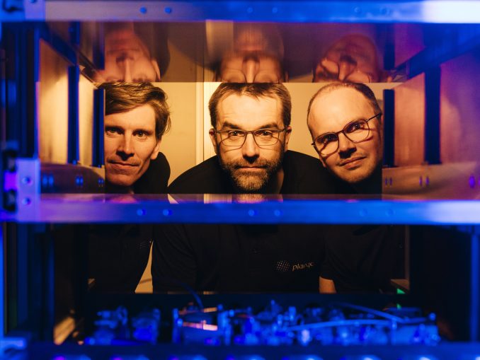 Die Co-Gründer von planqc (v.l.n.r.): Johannes Zeiher, Principal Scientist, Sebastian Blatt, CTO und Alexander Glätzle, CEO. (c) Fritz Beck / planqc