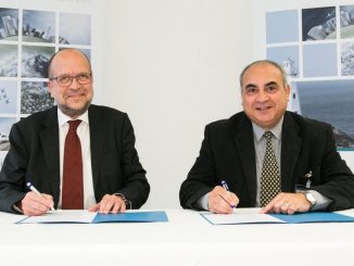 Hermann Mattanovich (Mitglied des Vorstands, Frequentis AG) und Abdelazim Mohamed Ali (Chairman RTA, River Transportation Authority Egypt) unterzeichnen die erfolgreiche Werkabnahme. (c) Frequentis AG/APA-Fotoservice/Rastegar